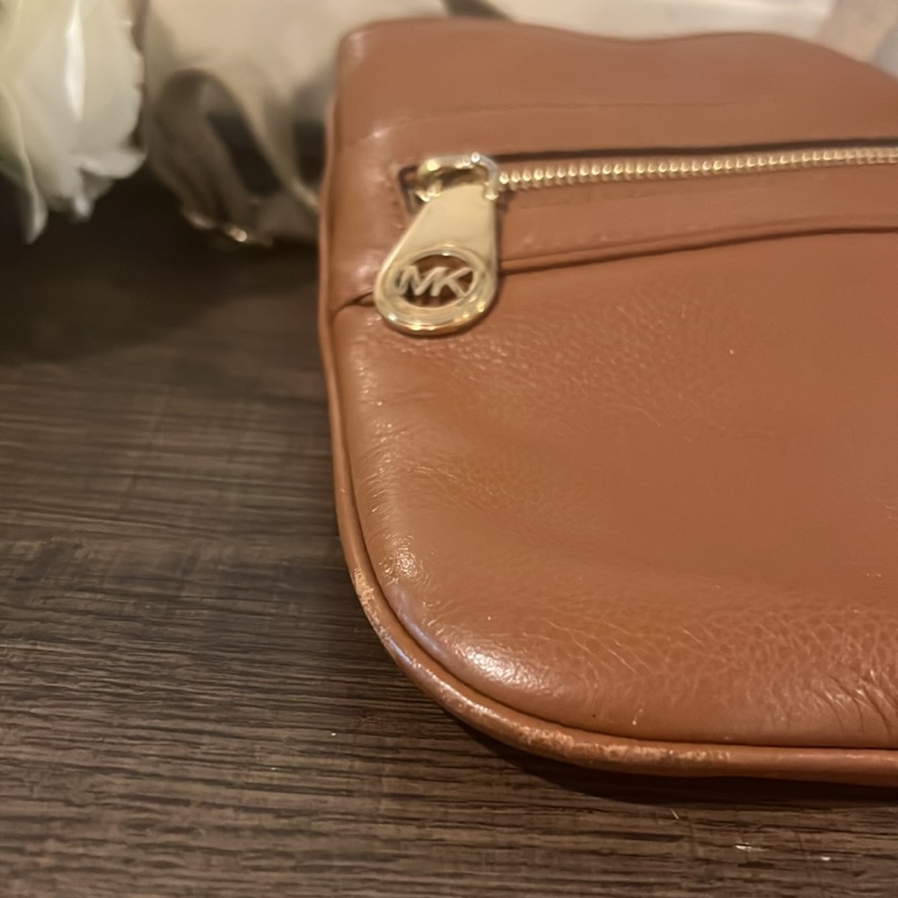 Brown Michael Kors Leather Crossbody Jet Set Flat Bag with Gold MK logo - Picture 10 of 11